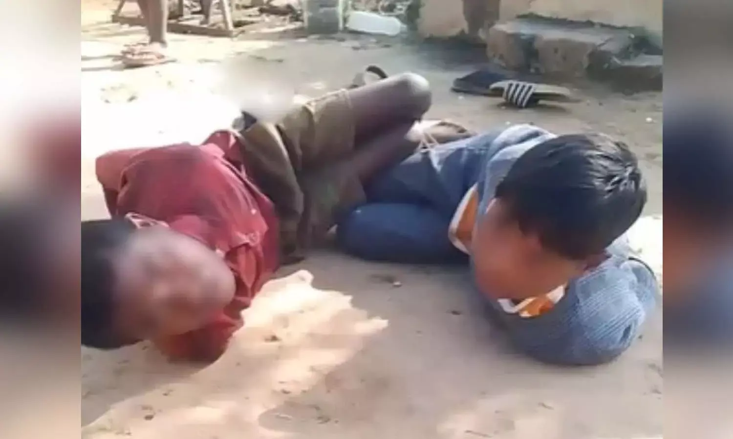 बच्चों से बेरहमी : खेत से मटर तोड़कर खाने पर हाथ-पैर बांधकर पीटा बच्चों से बेरहमी : खेत से मटर तोड़कर खाने पर हाथ-पैर बांधकर पीटा