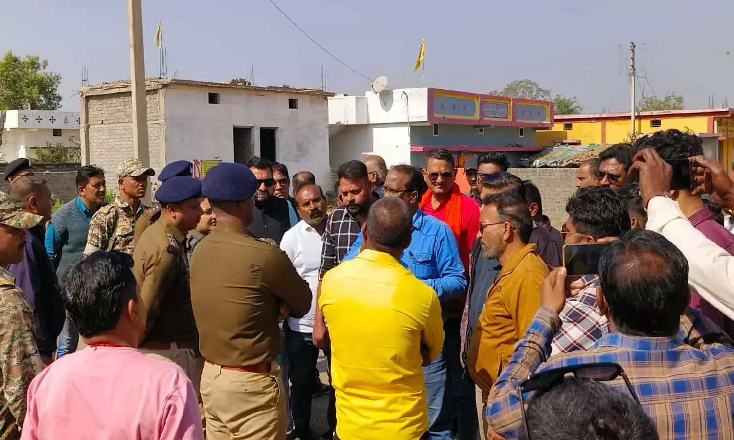 धर्मापुर में धर्मांतरण पर बवाल : हिंदू संगठनों ने जताया विरोध, सख्त कार्रवाई की मांग धर्मापुर में धर्मांतरण पर बवाल : हिंदू संगठनों ने जताया विरोध, सख्त कार्रवाई की मांग