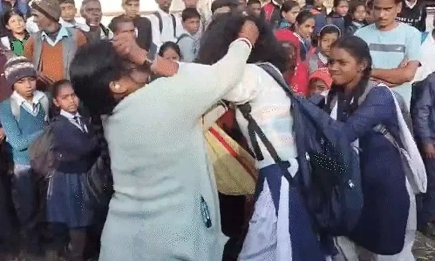 महिला के पति से बात करती थी छात्रा