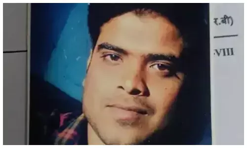 बैंक क्लर्क ने ट्रेन के सामने कूदकर दी जान, पुलिस जांच में जुटी