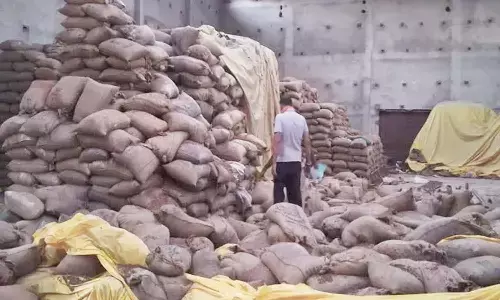 वेयरहाउस में हादसा : चने की बोरियों में दबकर दो बच्चों की मौत