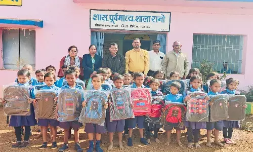 शिक्षिका का सराहनीय कदम : पिता की स्मृति में बच्चों को दिया उपहार, बैग पाकर खिले बच्चों के चेहरे