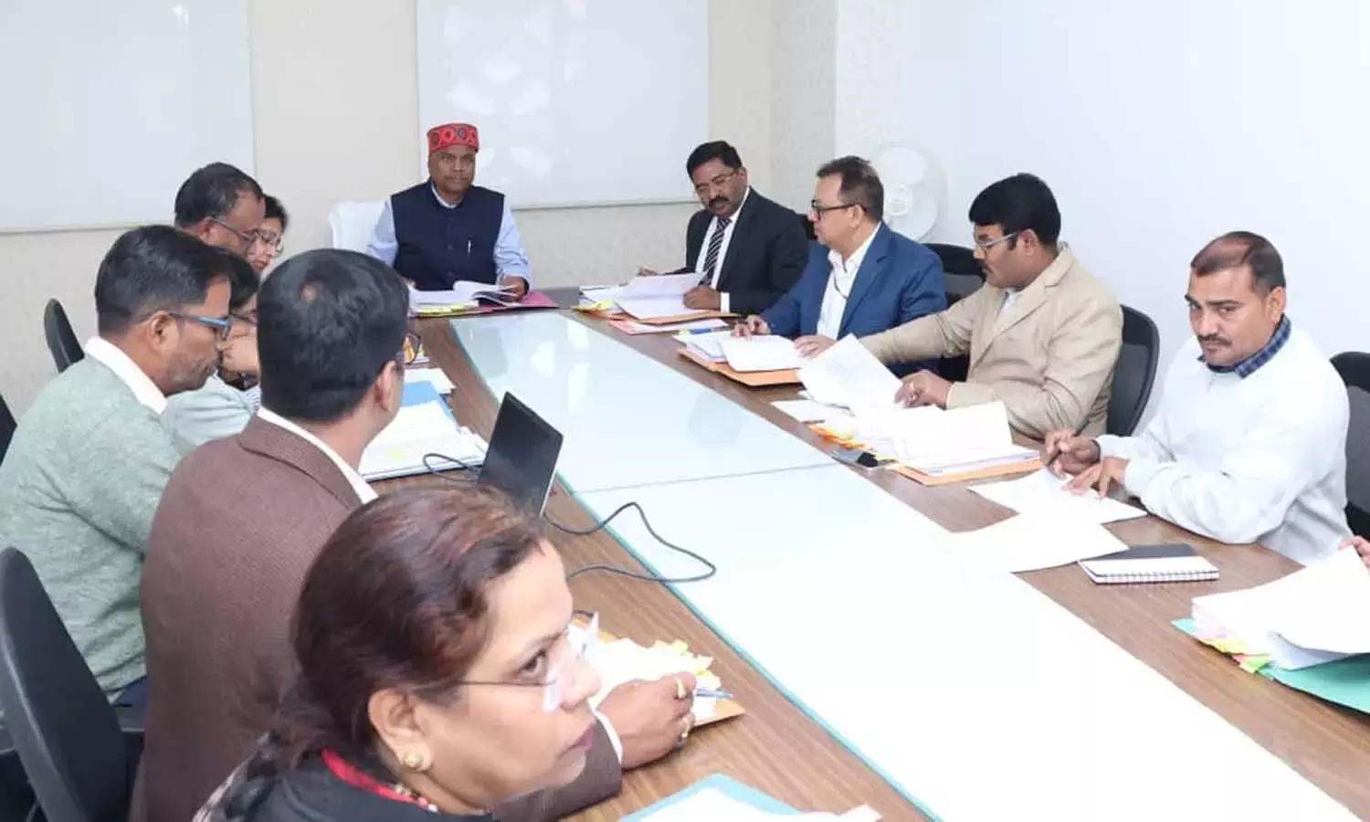 मंत्री केदार कश्यप ने ली IDC की बैठक मंत्री केदार कश्यप ने ली IDC की बैठक