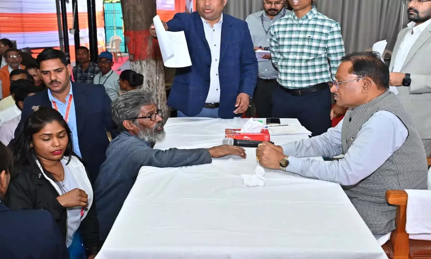 सीएम हाउस में जनदर्शन : हनुमंत राव का नहीं बना था राशन कार्ड, मुख्यमंत्री ने तत्काल राशन कार्ड बनाने के दिए निर्देश