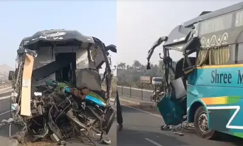 बस-ट्रक की टक्कर में 2 की मौत, 13 घायल