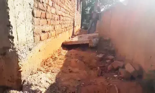 निर्माणाधीन आंगनबाड़ी केंद्र का छज्जा गिरा : मध्यान्ह भाेजन के बाद खेल रहे छठवीं के छात्र की दबकर मौत