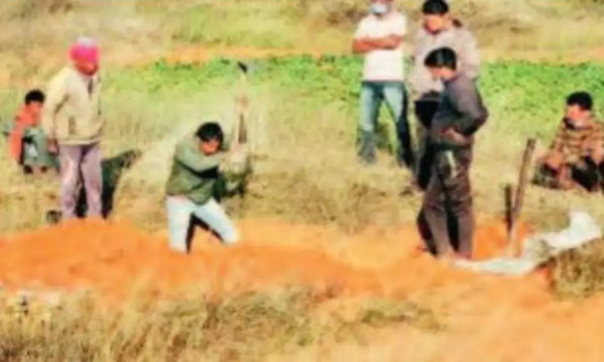 पुलिस की लापरवाही की पीड़ा मां ने भोगी : ढाई माह बाद बेटे का शव कब्र से निकालकर कर सकी अंतिम संस्कार पुलिस की लापरवाही की पीड़ा मां ने भोगी : ढाई माह बाद बेटे का शव कब्र से निकालकर कर सकी अंतिम संस्कार