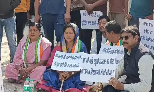 खराब सड़क पर फूटा गुस्सा: विधायक कविता प्राण लहरे ने बोलीं -मेरे विधानसभा के साथ हो रहा सौतेला व्यवहार