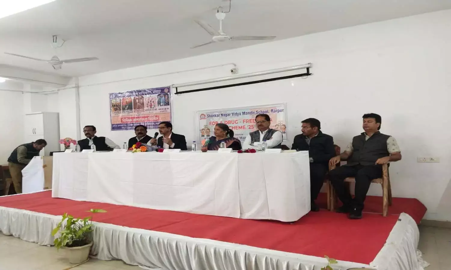 शंकर नगर विद्या मंदिर स्कूल में जागरूकता कार्यक्रम : छात्रों को ड्रग्स के नुकसान और क़ानूनी प्रावधानों के बारे में दी जानकारी