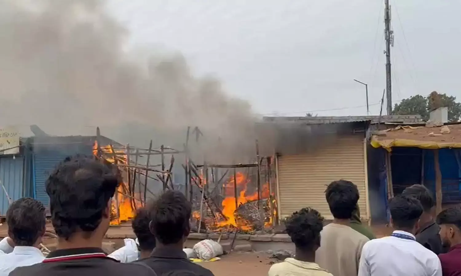 नया रायपुर में लगी आग : मिनी मार्केट की कई दुकानें जलकर खाक, 1 घंटे बाद पहुंची फायर ब्रिगेड, लोगों में आक्रोश