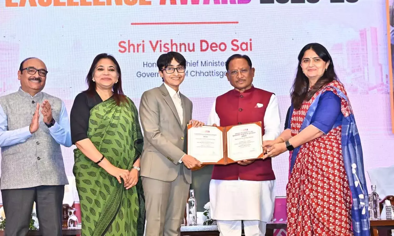 मुख्यमंत्री उत्कृष्टता पुरस्कार : सीएम साय ने 5 जिलों और 5 विभागों को किया सम्मानित, बोले- गुड गवर्नेंस कागजों पर नहीं, अधिकारियों के काम-काज में दिखे