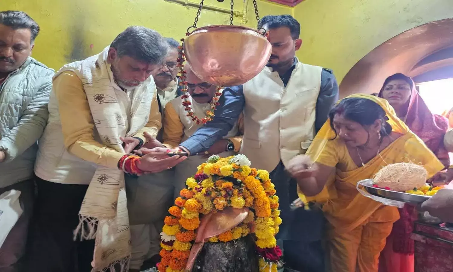 शिव मंदिर पहुंचे बीजेपी प्रदेश अध्यक्ष किरण देव : कार्यकर्ताओं के साथ किया जलाभिषेक, बोले- सोमनाथ मंदिर भारत के स्वाभिमान का प्रतीक