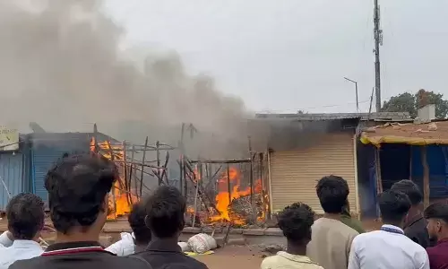 नया रायपुर में लगी आग : मिनी मार्केट की कई दुकानें जलकर खाक, 1 घंटे बाद पहुंची फायर ब्रिगेड, लोगों में आक्रोश