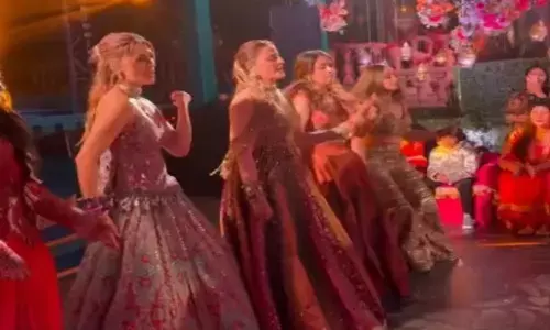 एक्ट्रेस कृति सेनन और नूपुर सेनन