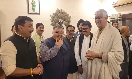 सियासी शिष्टाचार की दिखी झलक : मंत्री राजेश अग्रवाल ने सिंहदेव के छुए पैर, साथ पहुंचे विधायक सुशांत शुक्ला ने भी किया अनुशरण