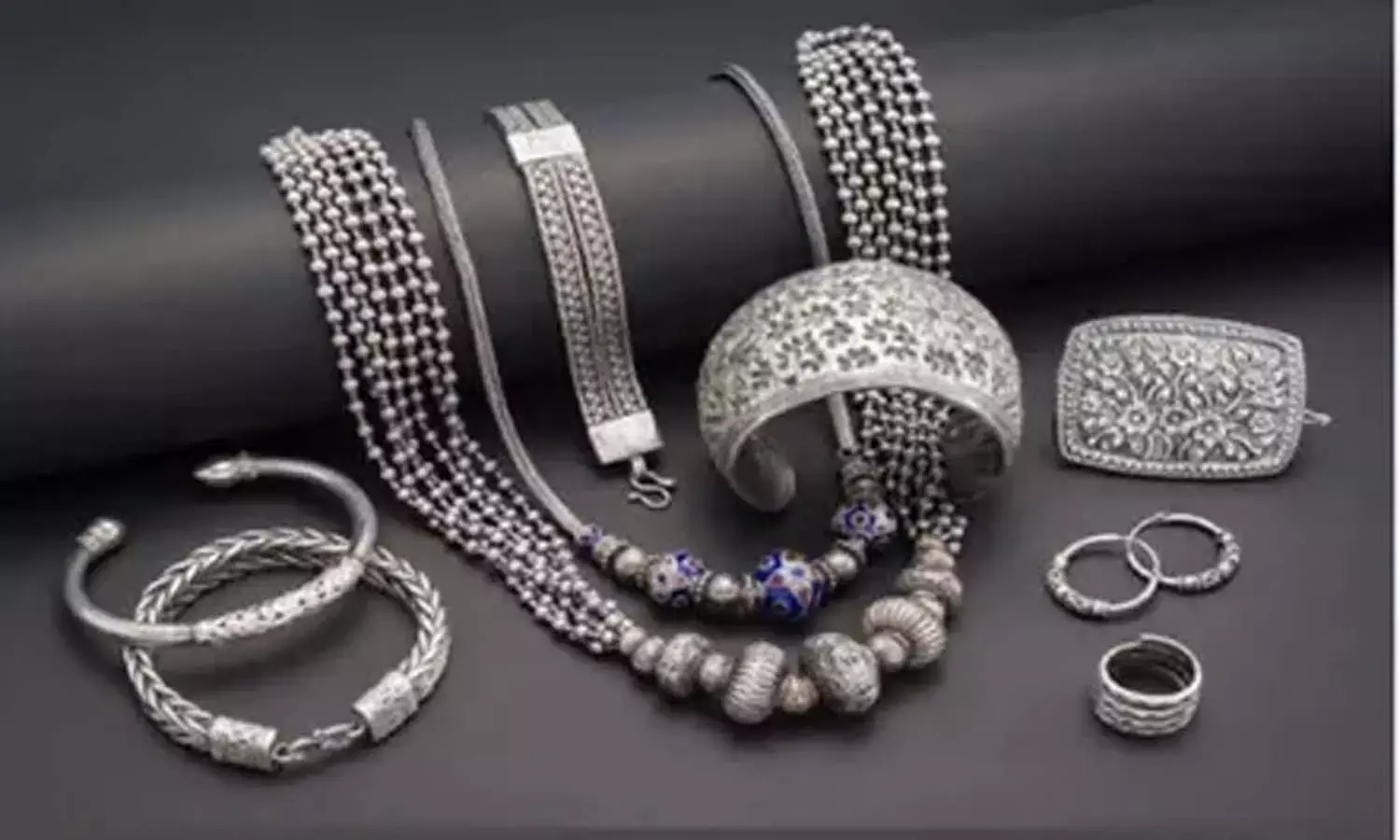 सटोरियों का खेल : दिन में कई बार बदल रहे चांदी के दाम, शेयर बाजार भी फेल सटोरियों का खेल : दिन में कई बार बदल रहे चांदी के दाम, शेयर बाजार भी फेल