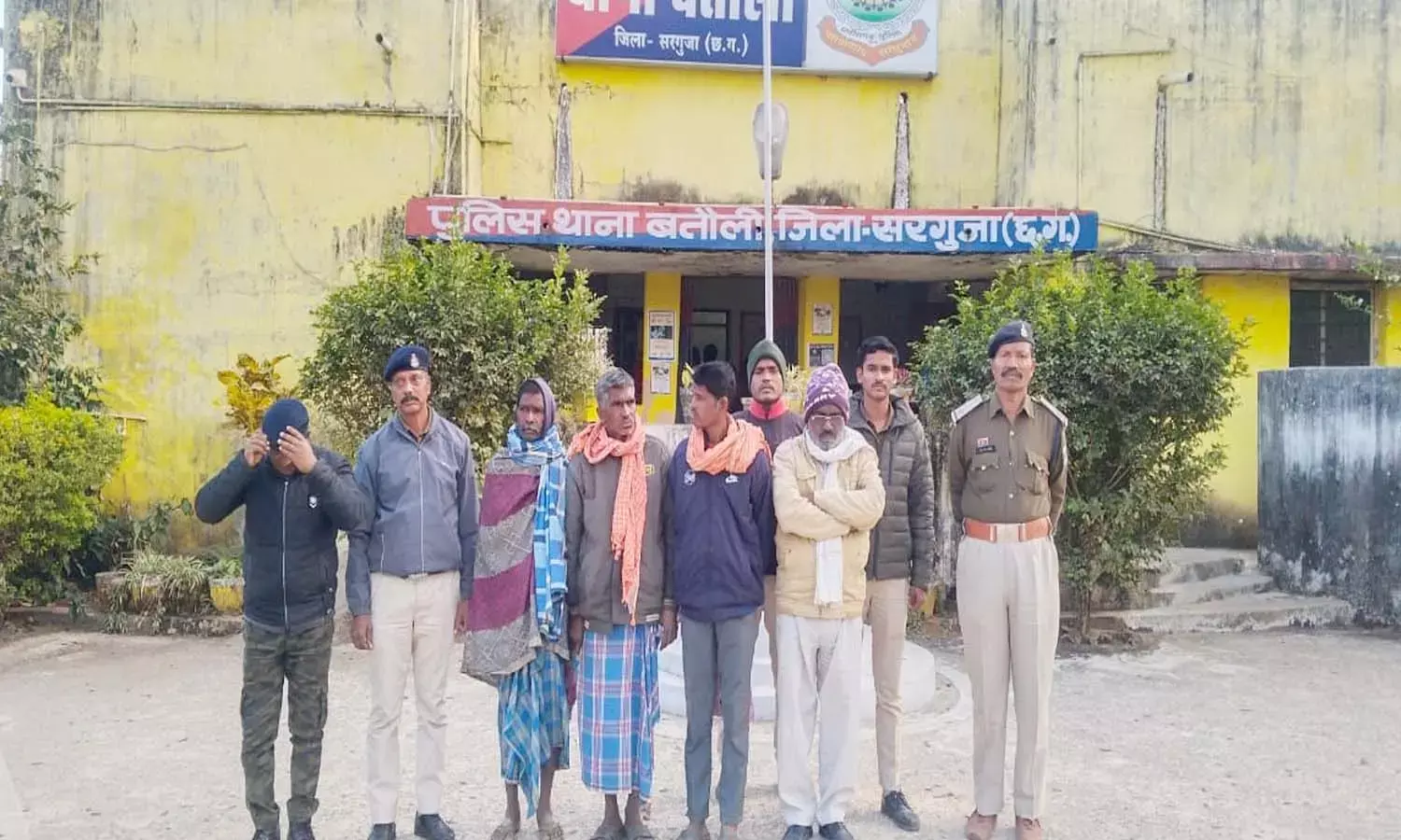 बतौली में चार पशु तस्कर गिरफ्तार :  6 भैंसा को अवैध तरीके से ले जा रहे थे बूचड़खाना, ग्रामीणों ने पुलिस को सौंपा