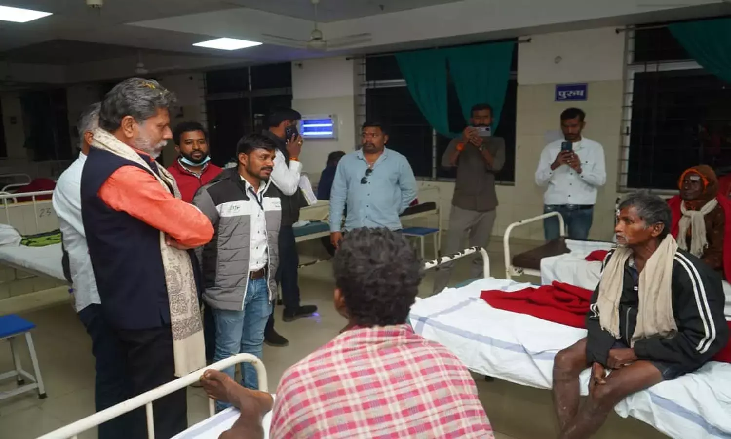 मेडिकल कॉलेज पहुंचे भाजपा प्रदेश अध्यक्ष : किरण देव ने भर्ती नेत्र रोगियों से की मुलाकात कर डॉक्टरों को उचित इलाज के दिए निर्देश