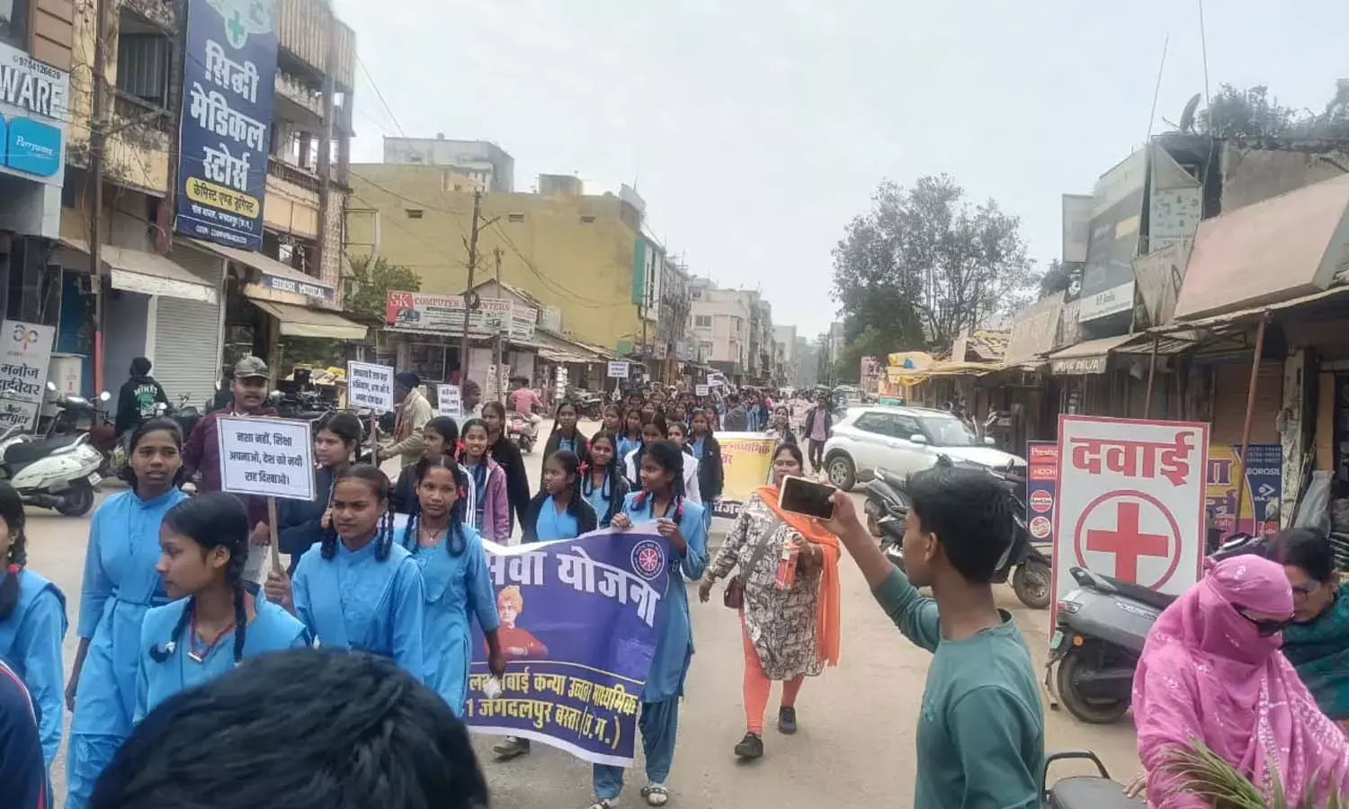 स्वामी विवेकानंद की 164वीं जयंती : 330 स्वयंसेवकों ने की दंतेश्वरी मंदिर की सफाई, नशा मुक्ति और साइबर सुरक्षा का दिलाया संकल्प