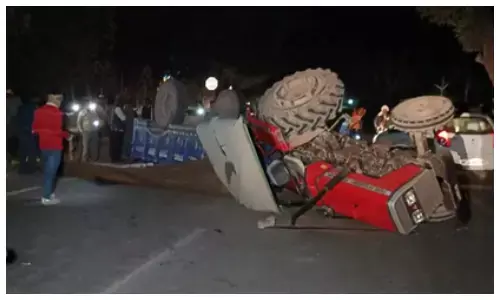 मजदूरों से भरी ट्रैक्टर-ट्रॉली पलटी, एक की मौत, चार गंभीर घायल