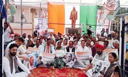 मनरेगा बचाओ संग्राम अभियान शुरू : बड़ी संख्या में कांग्रेसी पदाधिकारी और कार्यकर्ता घड़ी चौक में बैठे, एक दिन का रखा उपवास