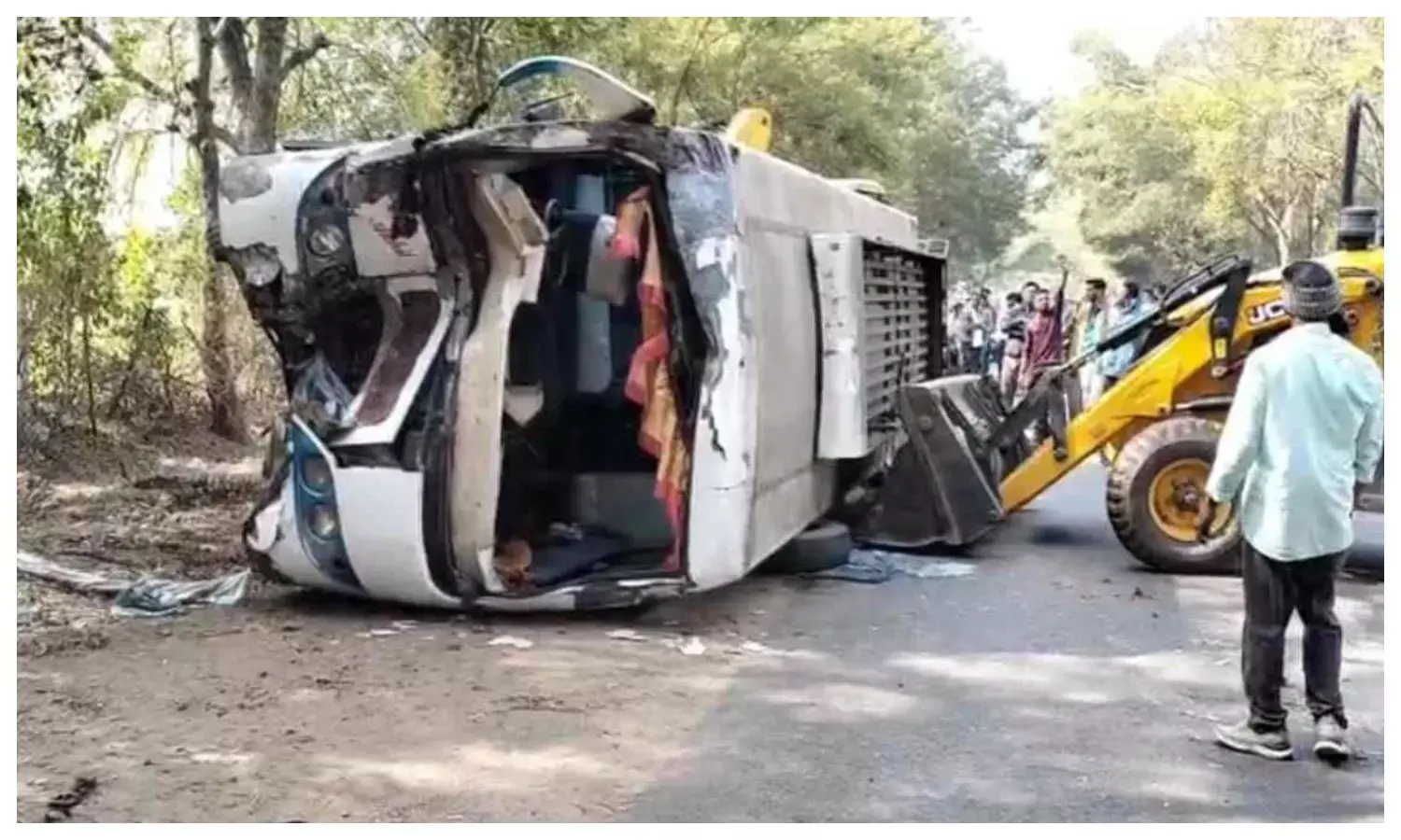 पिपरिया जा रही बस पलटी, 11 से ज्यादा यात्री घायल