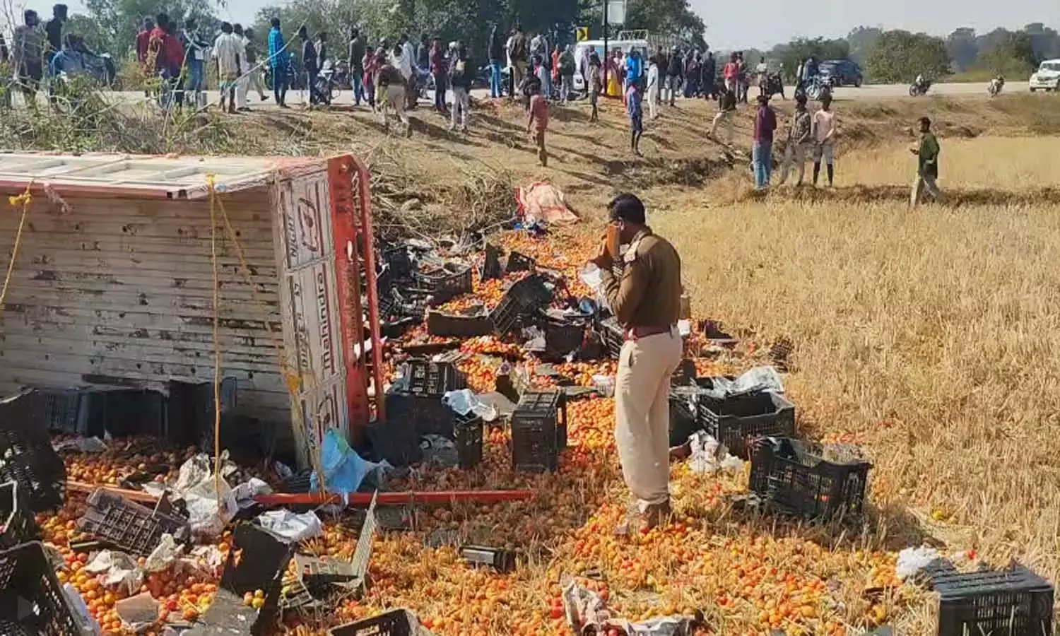 टमाटर भरी पिकअप ने बाइक को मारी टक्कर