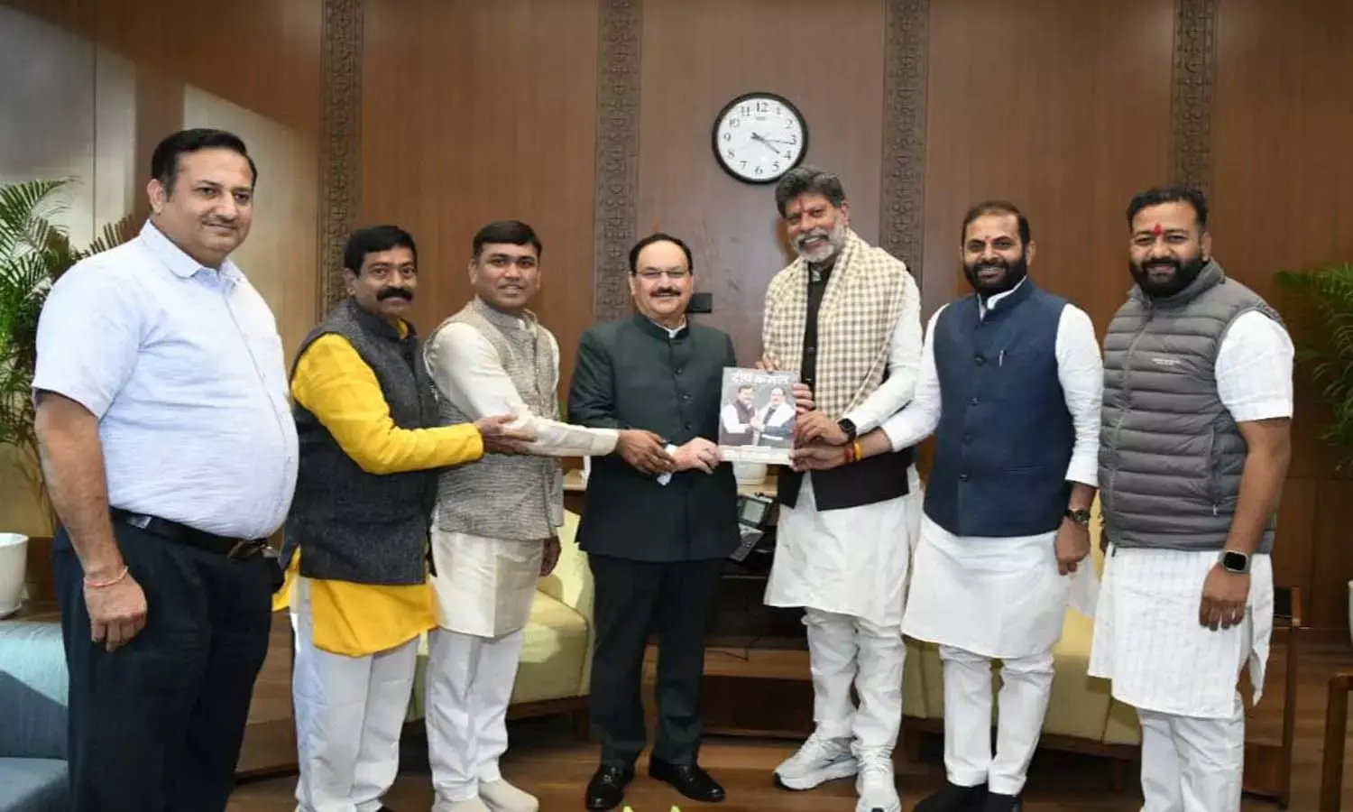 दिल्ली पहुंचे भाजपा प्रदेश अध्यक्ष किरण देव : राष्ट्रीय अध्यक्ष जेपी नड्डा से मुलाकात कर भेंट की दीपकमल पत्रिका