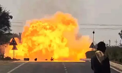 गैस सिलेंडर से भरी पिकअप में लगी आग