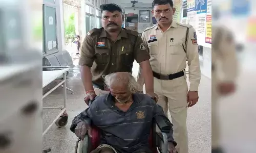 पुलिस ने पेश की मानवता की मिसाल : ठंड में तीन दिनों से लापता 80 वर्षीय बुजुर्ग को ढूंढ़कर परिजनों को सौंपा
