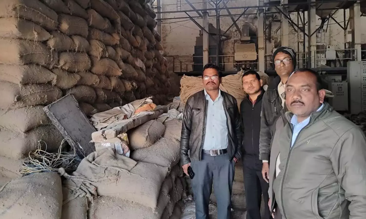 चार राइस मिलों में छापा :  1.77 करोड़ का अवैध धान जब्त