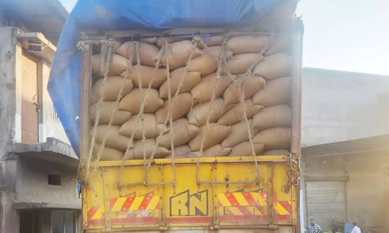 धरसींवा में छापा : 200 क्विंटल अवैध धान जब्त, राइस मिल सील