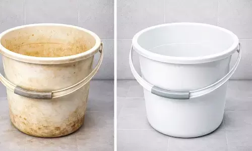 गंदी और साफ प्लास्टिक बाल्टी