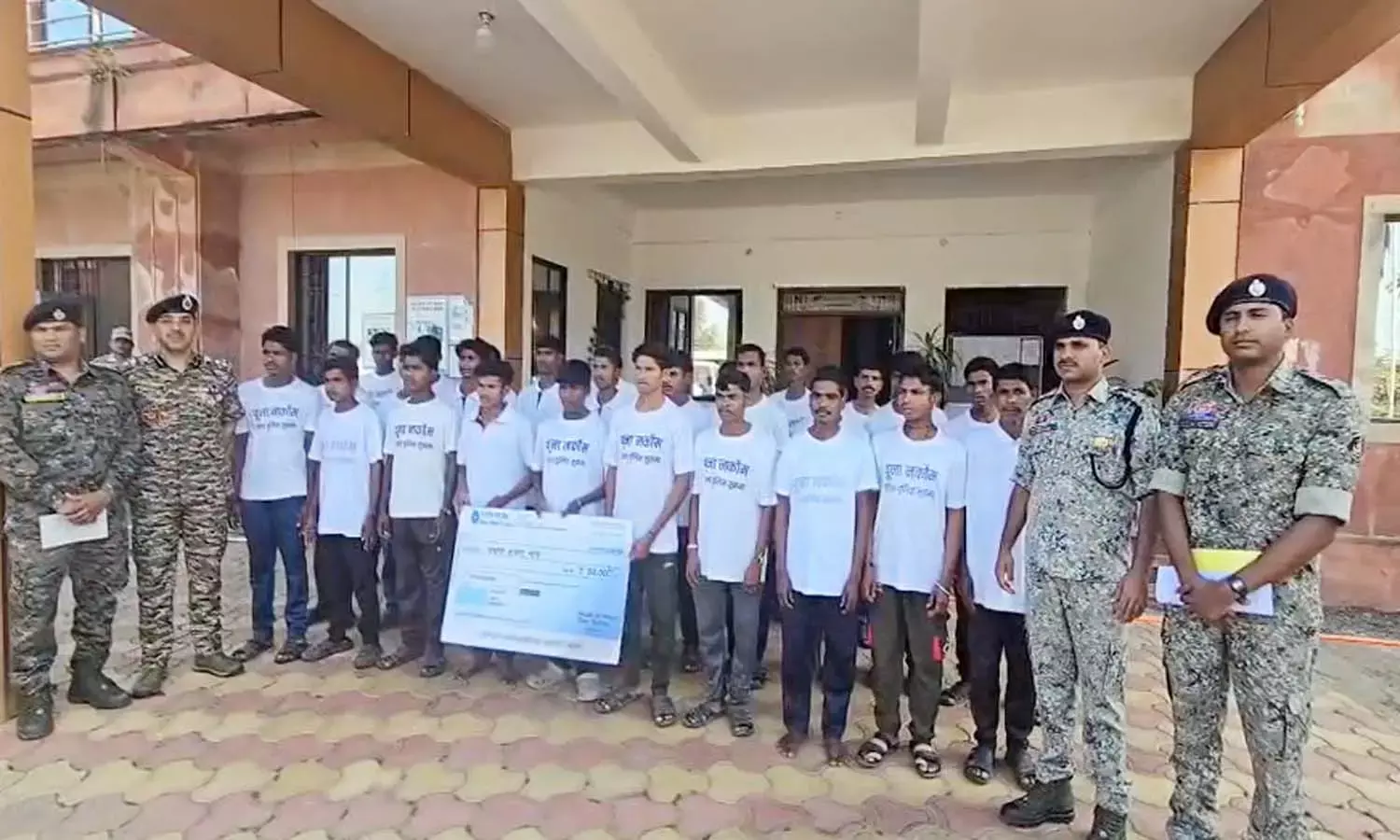 सुकमा में बड़ा नक्सल सरेंडर : दरभा- केरलापाल एरिया कमेटी में सक्रिय रहे 29 नक्सलियों ने एसपी के सामने डाले हथियार