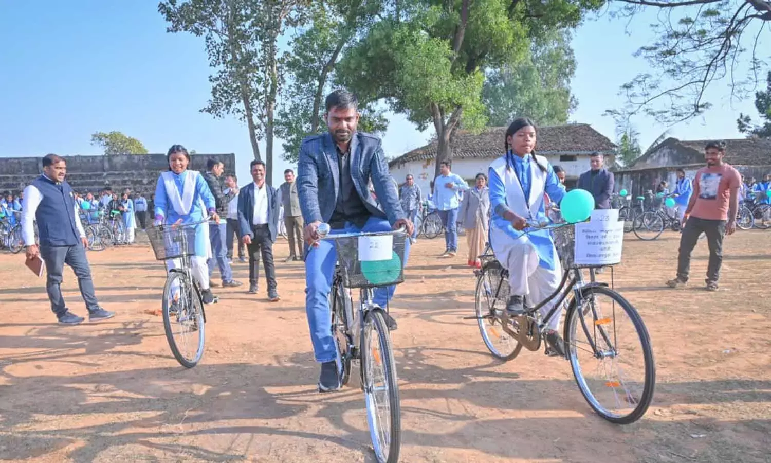 विधायक रामकुमार टोप्पो ने 279 छात्राओं को बांटी साइकिलें