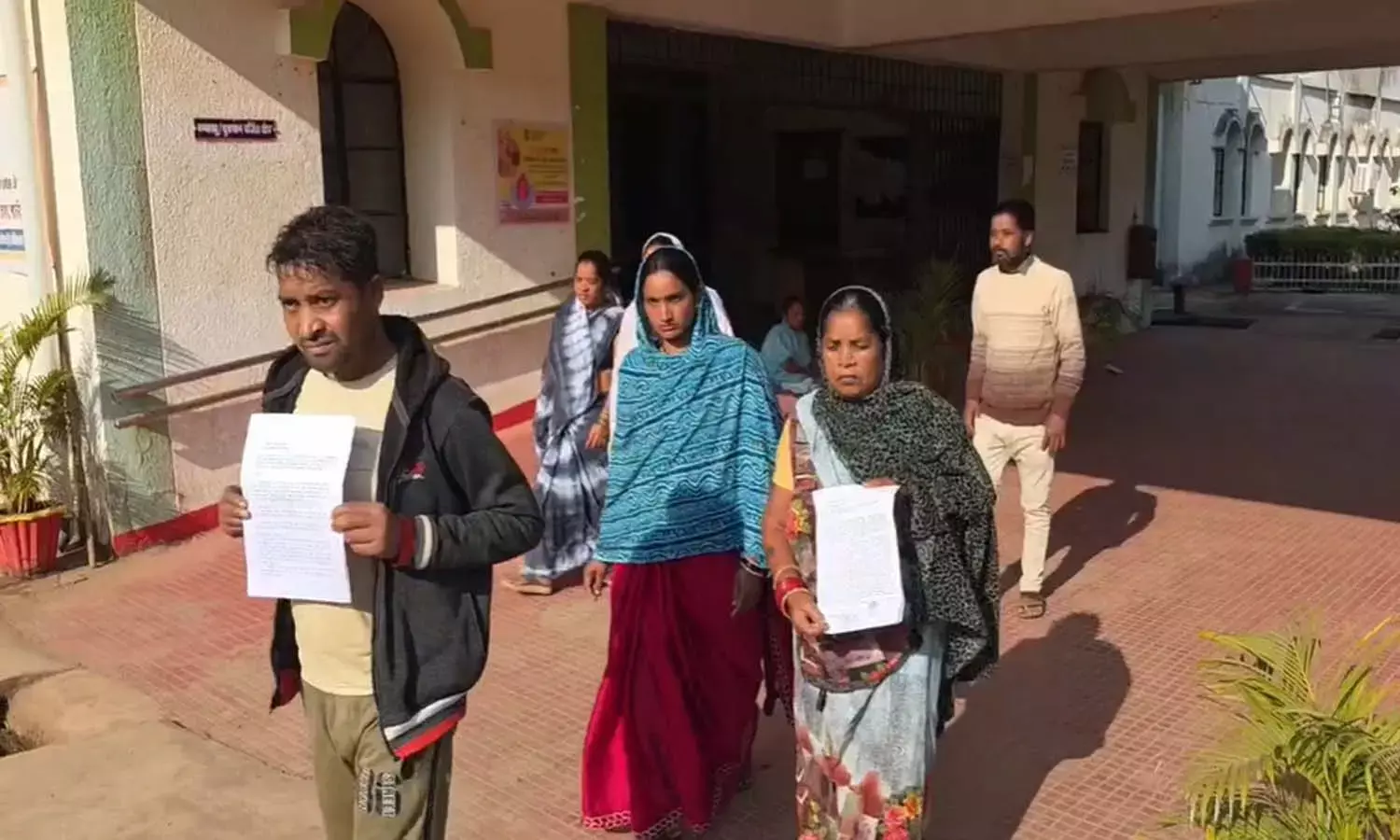 भूमाफिया की धोखाधड़ी : गरीब महिला ने बेची अपनी  5.25 डिसमिल जमीन, धाखे से करवा ली 43 डिसमिल की रजिस्ट्री