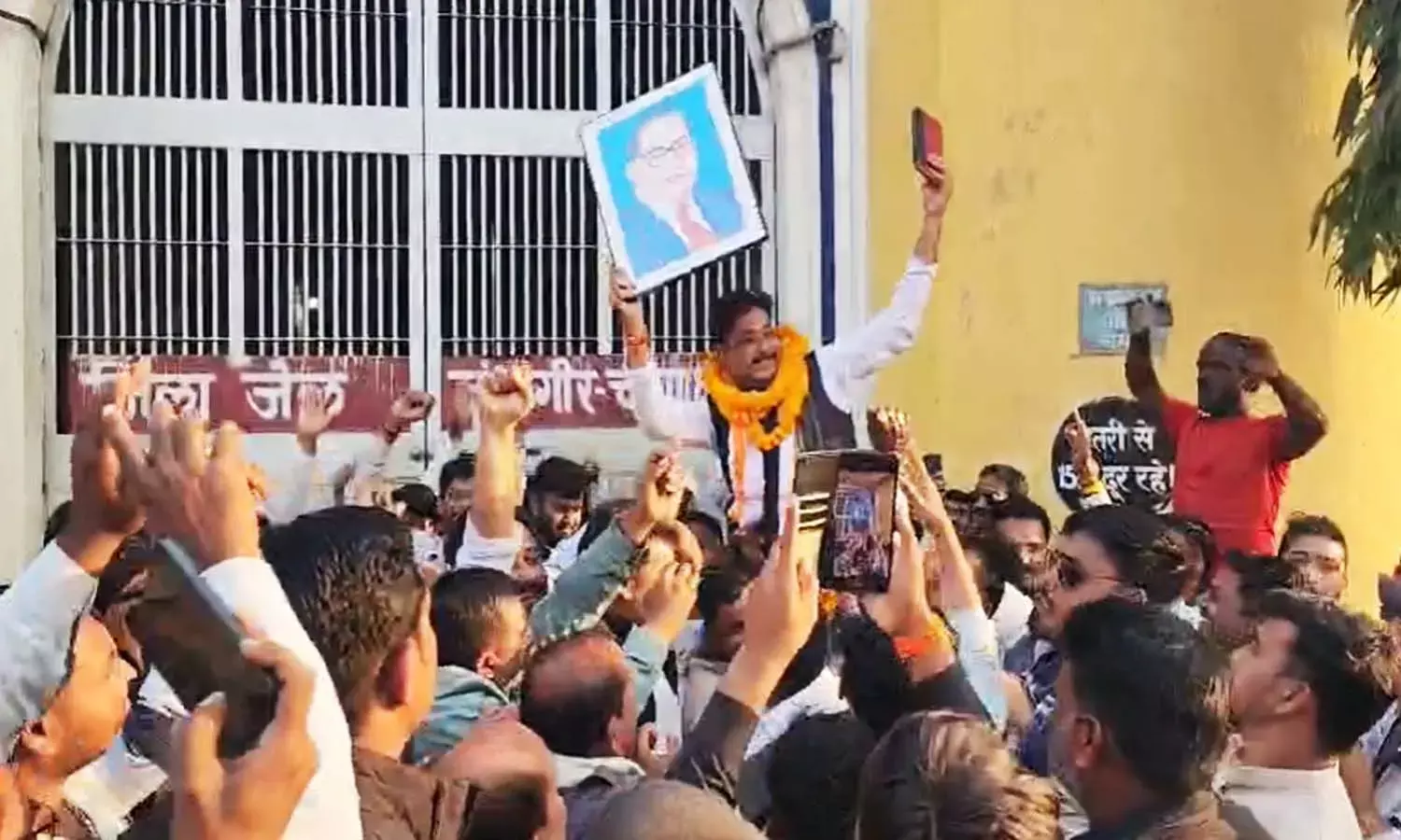 कांग्रेस विधायक बालेश्वर साहू को मिली जमानत : हाथ में संविधान और डॉ. अम्बेडकर की तस्वीर लहराते जिंदाबाद नारों के बीच निकले बाहर