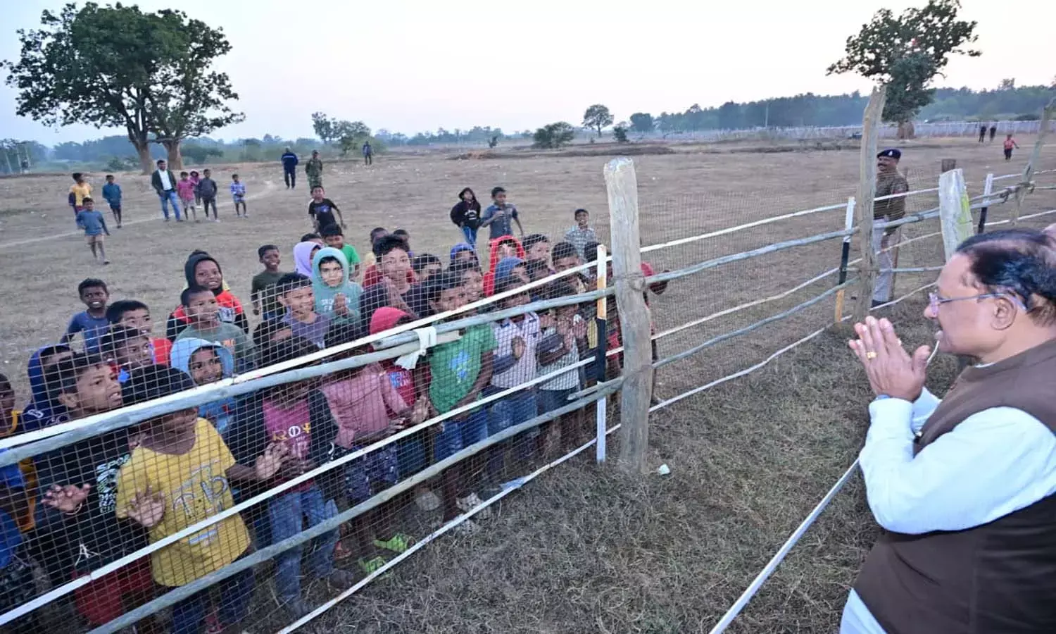 बगिया पहुंचे सीएम साय : हेलिपैड के बाहर खेल रहे बच्चों से मुख्यमंत्री ने की मुलाकात, मकर संक्रांति की दी शुभकामनाएँ