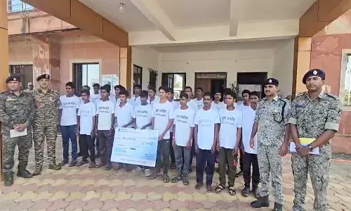 सुकमा में बड़ा नक्सल सरेंडर : दरभा- केरलापाल एरिया कमेटी में सक्रिय रहे 29 नक्सलियों ने एसपी के सामने डाले हथियार