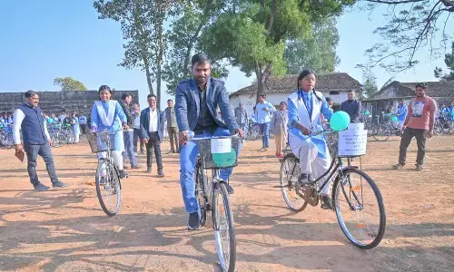 विधायक रामकुमार टोप्पो ने 279 छात्राओं को बांटी साइकिलें