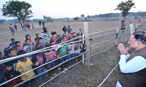 बगिया पहुंचे सीएम साय : हेलिपैड के बाहर खेल रहे बच्चों से मुख्यमंत्री ने की मुलाकात, मकर संक्रांति की दी शुभकामनाएँ