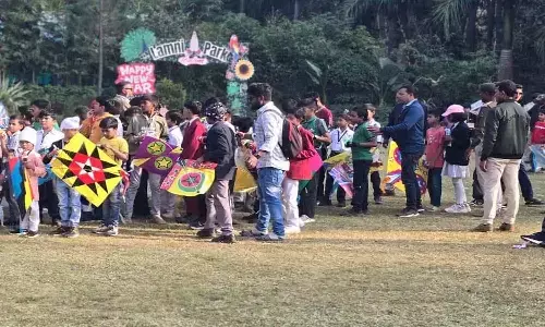 रंग-बिरंगी पतंगों से भरा आसमान : वन विभाग ने आयोजित की चित्रकला और पतंग उड़ाओ प्रतियोगिता, बच्चों में दिखा उत्साह