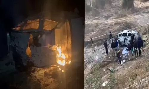 तातापानी मार्ग पर बड़ा हादसा : ईको वाहन खाई में गिरी, दो युवक जिंदा जले