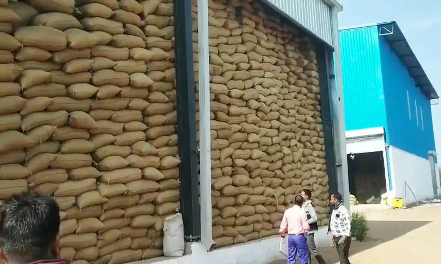 राइस मिल पहुंची प्रशासन की टीम