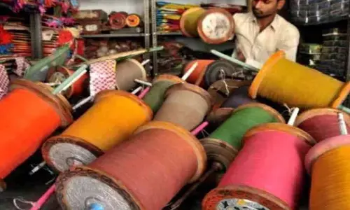 चाइनीज मांझे का कहर : रायपुर में छात्र का गाल कटा, दुर्ग में एक और जख्मी