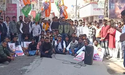 खराब सड़क को लेकर चक्काजाम : अंबिकापुर में राष्ट्रीय राजमार्ग की बदहाली पर तहसीलदार को सौंपा ज्ञापन