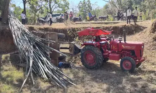 अनियंत्रित होकर गड्ढे में गिरी ट्रेक्टर