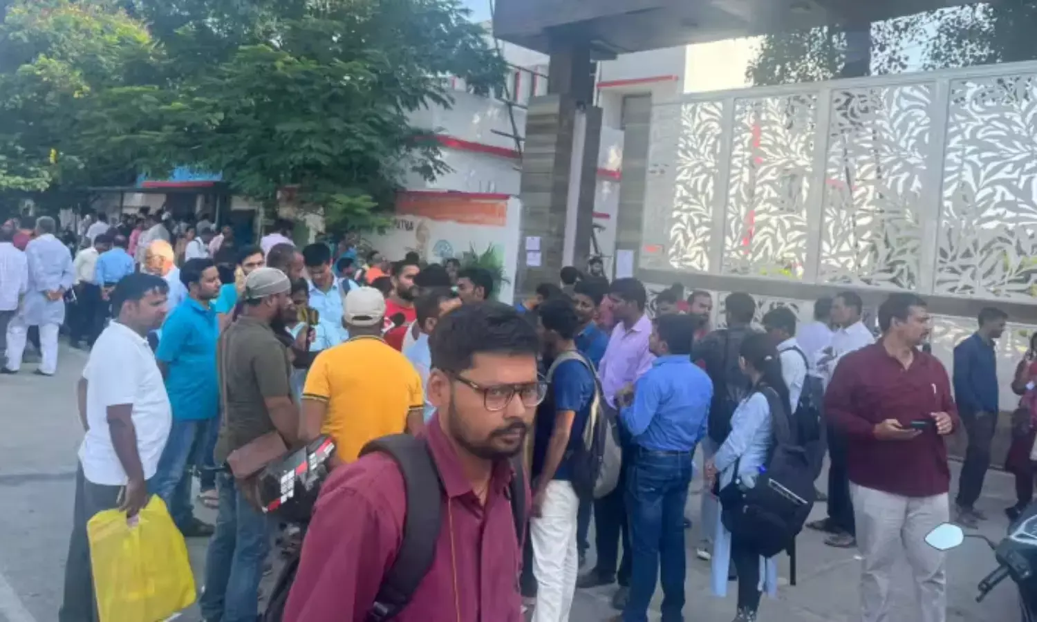 शिक्षक भर्ती परीक्षा केंद्रों के बाहर अव्यवस्थाएं, अभ्यर्थियों के परिजन बोले- सेंटर के बाहर पीने का पानी तक नहीं