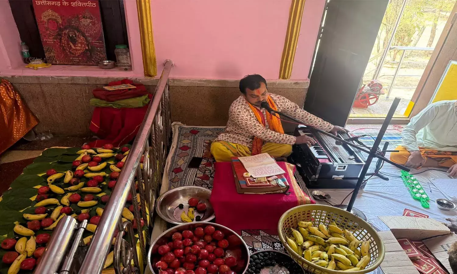 लक्ष्मीनारायण मंदिर में हुआ हनुमान चालीसा पाठ : विधायक किरण देव और महापौर ने श्रद्धालुओं के साथ पंगत में बैठकर ग्रहण किया प्रसाद