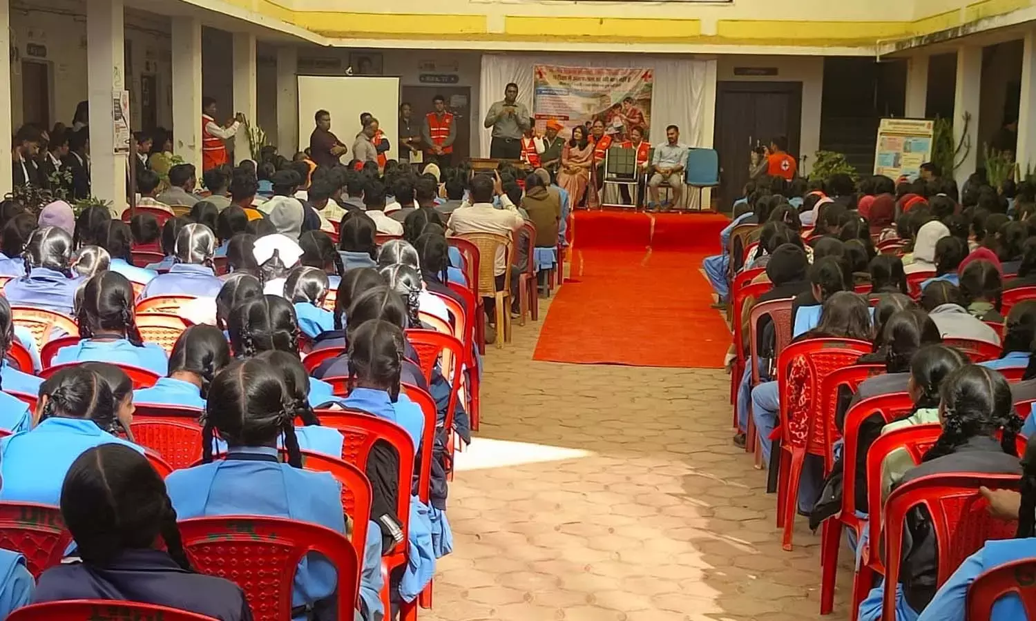 बस्तर कलेक्टर का विद्यार्थियों से सीधा संवाद : प्रतियोगी परीक्षाओं के टिप्स किये साझा, बोले-  हार अंत नहीं, बल्कि है शुरुआत